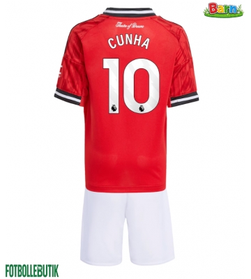 Manchester United Matheus Cunha #10 Hemmaställ Barn 2025-26 Kortärmad (+ Korta byxor)